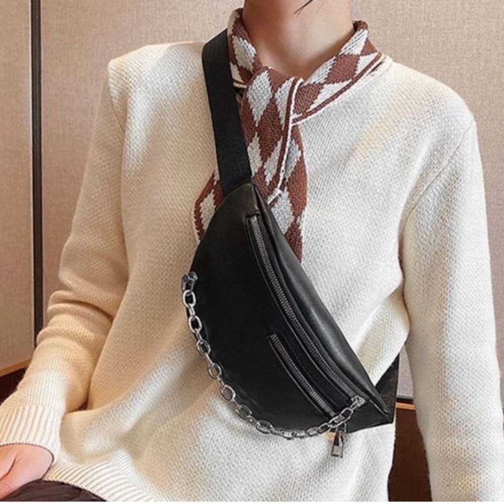 BnWt BaDgLeY MiScHkA
JeAn FaNnY pAcK cR0SsB0DY cHaIN W DiAm0ND & PeArLs BElT BaG